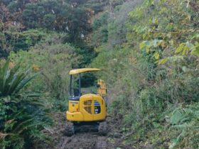 ユンボで土砂を撤去