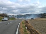 海老敷原の畦焦し 地域の行事で地権者が出て 原の枯草を一気に燃やします