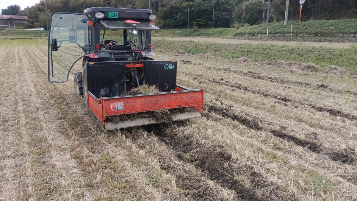 泥を削り取り、バケットに入ります。