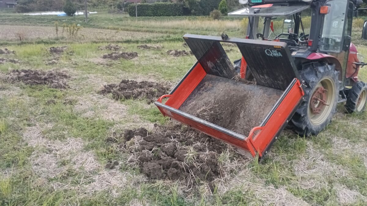 秋冬仕事の泥運び毎年少しずつ高低差を直す 雨ばかりで作業が捗らず