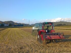 下堀地区の秋耕終了 トラクターは新車のYT333デルタ