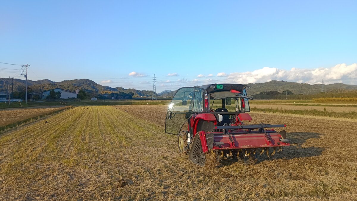 下堀地区の秋耕終了トラクターは新車のYT333デルタ