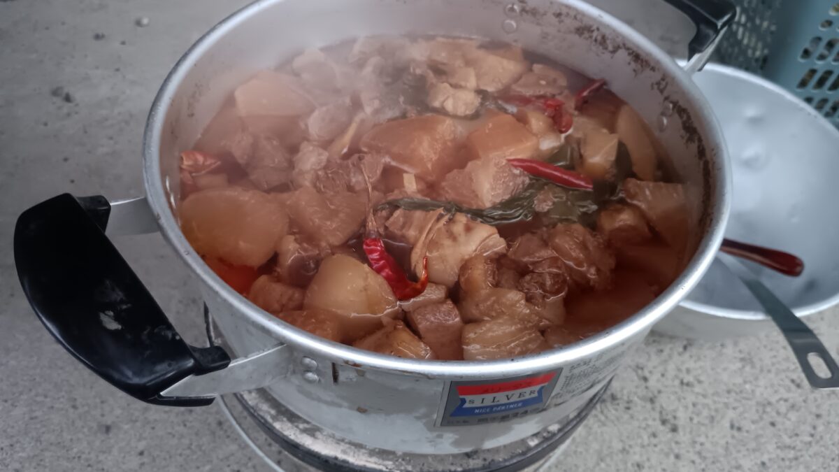 煮込んで出来上がりの猪バラ大根