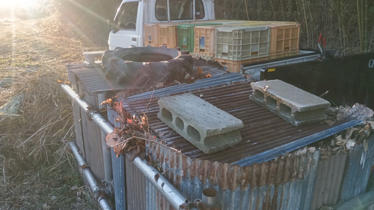 落ち葉枠　ここで土が作られます