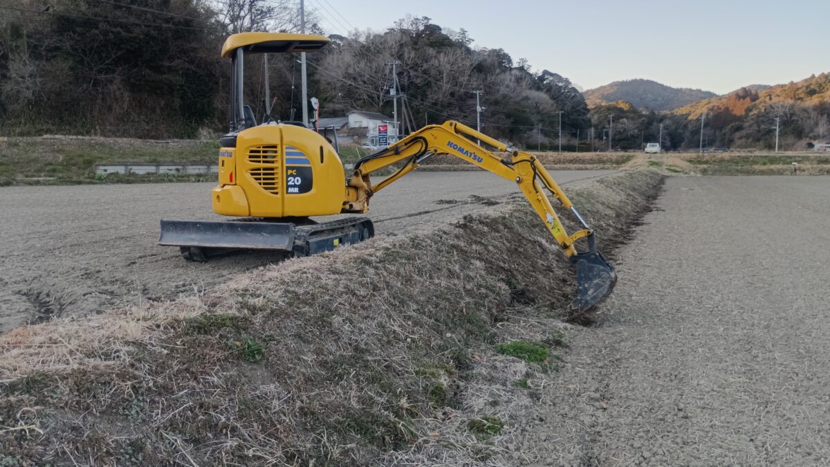 イノシシに壊された土手の修復山が近い田んぼは被害大
イノシシのせいで、余分仕事が増えています。