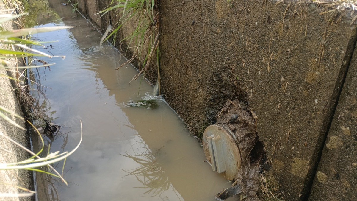 暗渠栓付近から水が駄々洩れ