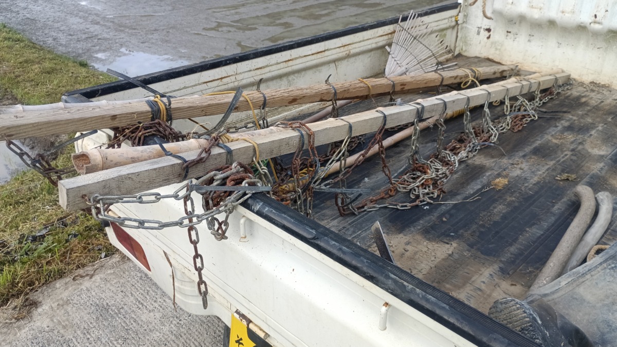 チェーン除草機軽トラックに積んで、やる気が出るのを待っている？